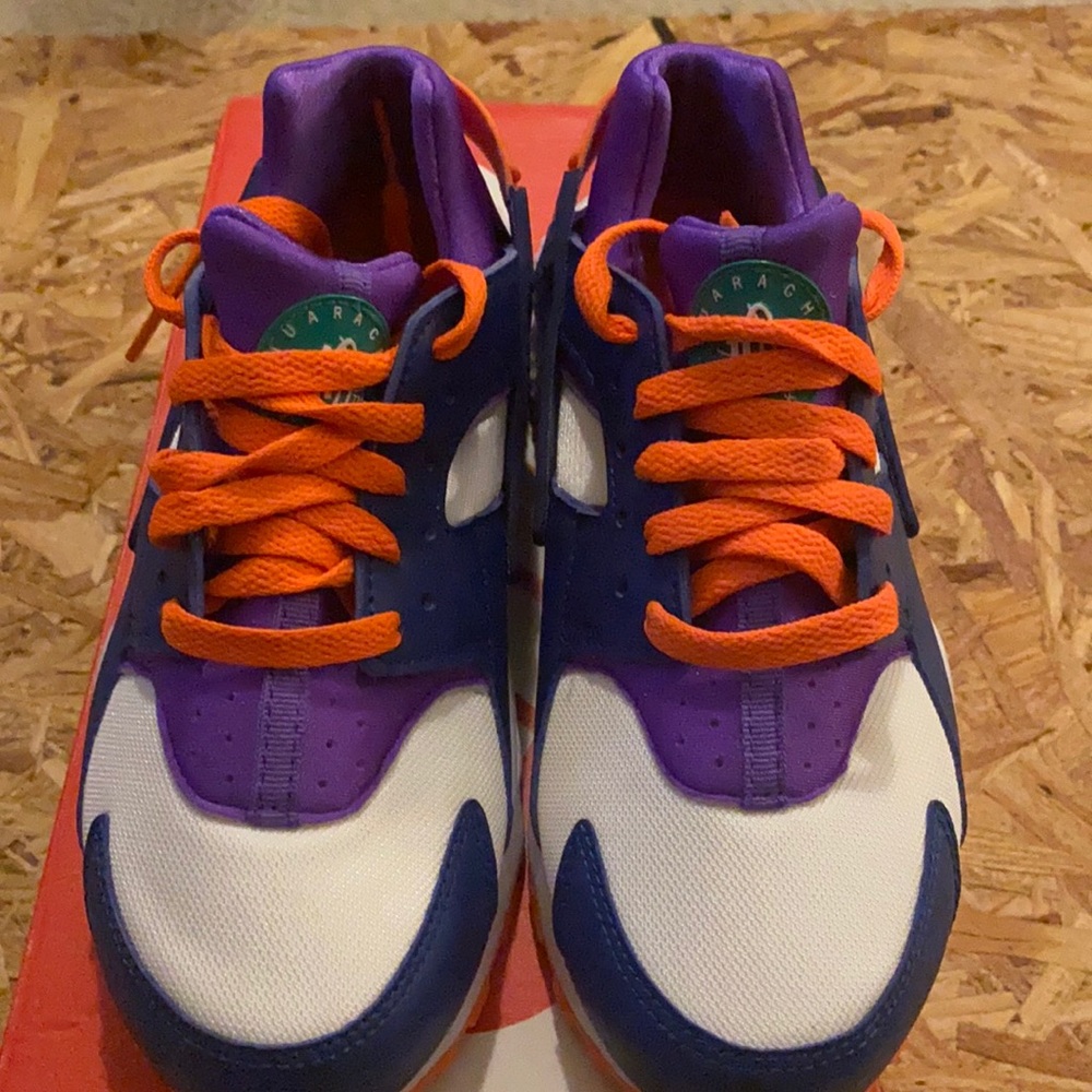 Only worn once! Kids Nike huarache size 5!